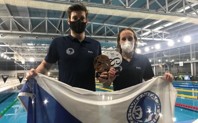 Els capitans del CNS, amb el trofeu corresponent | @CN_Sabadell